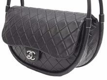 Load image into Gallery viewer, 極美品 CHANEL シャネル マトラッセ フラフープバッグ ラムスキン ミニ ブラック 中古 17番台 41350