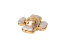 Load image into Gallery viewer, CHANEL シャネル ヴィンテージ イヤリング ココマーク パール ゴールド ロゴ 95P 美品 中古 41789