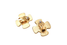 Load image into Gallery viewer, CHANEL シャネル ヴィンテージ イヤリング ココマーク パール ゴールド ロゴ 95P 美品 中古 41789