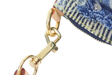 Load image into Gallery viewer, 新品同様 LOUIS VUITTON ルイ ヴィトン パウチィ M95382 モノグラムデニムパッチワーク ブルー ハンドバッグ ポーチ 43048