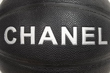 Load image into Gallery viewer, 激レア CHANEL シャネル バスケットボール 黒 シルバー 2019年 即完売 美品 中古 43723