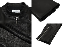 Load image into Gallery viewer, MARTIN MARGIELA マルタンマルジェラ ライダースジャケット 八の字型ジップ S50AM0489 SY1460 ブラック 52 美品 中古 43907