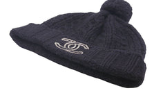 Load image into Gallery viewer, CHANEL シャネル ニット帽 ニットキャップ 帽子 ポンポン ココマーク ロゴ カシミヤ ブラック シルバー金具 良品 中古 45867