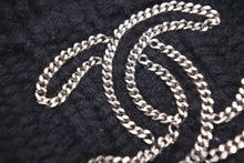 Load image into Gallery viewer, CHANEL シャネル ニット帽 ニットキャップ 帽子 ポンポン ココマーク ロゴ カシミヤ ブラック シルバー金具 良品 中古 45867