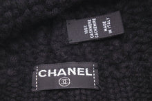 Load image into Gallery viewer, CHANEL シャネル ニット帽 ニットキャップ 帽子 ポンポン ココマーク ロゴ カシミヤ ブラック シルバー金具 良品 中古 45867