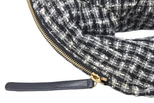 Load image into Gallery viewer, 極美品 CHANEL シャネル ガールシャネル ツイードジャケット ショルダーバッグ 9番台 ファブリック ブラック ホワイト 中古 46092