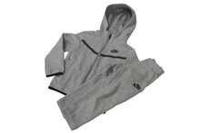 Load image into Gallery viewer, NIKE ナイキ キッズ スポーツウェア テックフリース フルジップ セットテックフリース セットアップ グレー サイズ4T 美品 中古 47935