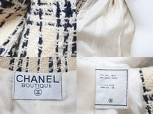 Load image into Gallery viewer, CHANEL シャネル ツイードジャケット ブレザー アウター ココマークボタン ウール コットン アイボリー ブラック 美品 中古 48168