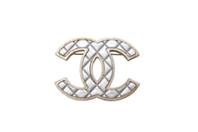 Load image into Gallery viewer, CHANEL シャネル ココマーク ブローチ 重量約23.5g B17V刻印 キルティング メタル シルバー ゴールド 美品 中古 4b003935