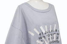 Load image into Gallery viewer, Maison Martin Margiela メゾンマルタンマルジェラ 半袖Tシャツ カットソー カレンダーロゴ ブルー サイズ48 美品 中古 4b004529