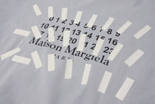 Load image into Gallery viewer, Maison Martin Margiela メゾンマルタンマルジェラ 半袖Tシャツ カットソー カレンダーロゴ ブルー サイズ48 美品 中古 4b004529
