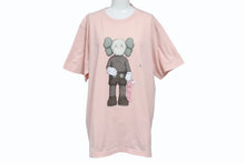 Load image into Gallery viewer, 新品未使用 UNIQLO ユニクロ ｘ KAWS カウズ コラボ 半袖Tシャツ ピンク サイズ XL 中古 4b005652