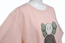Load image into Gallery viewer, 新品未使用 UNIQLO ユニクロ ｘ KAWS カウズ コラボ 半袖Tシャツ ピンク サイズ XL 中古 4b005652