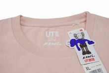Load image into Gallery viewer, 新品未使用 UNIQLO ユニクロ ｘ KAWS カウズ コラボ 半袖Tシャツ ピンク サイズ XL 中古 4b005652