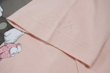 Load image into Gallery viewer, 新品未使用 UNIQLO ユニクロ ｘ KAWS カウズ コラボ 半袖Tシャツ ピンク サイズ XL 中古 4b005652