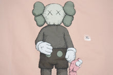 Load image into Gallery viewer, 新品未使用 UNIQLO ユニクロ ｘ KAWS カウズ コラボ 半袖Tシャツ ピンク サイズ XL 中古 4b005652