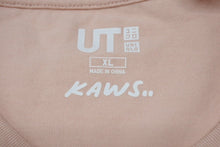 Load image into Gallery viewer, 新品未使用 UNIQLO ユニクロ ｘ KAWS カウズ コラボ 半袖Tシャツ ピンク サイズ XL 中古 4b005652