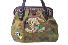 Load image into Gallery viewer, 極美品 CHANEL シャネル エンブロイダリー ハンドバッグ A92791 21番台 ココマーク グラフィティ がま口 カーキ 中古 4c071184