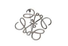 Load image into Gallery viewer, 極美品 LOEWE ロエベ アナグラム ブローチ メタル ゴールド アクセサリー ロゴ 111.25.020 中古 4b000036