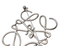 Load image into Gallery viewer, 極美品 LOEWE ロエベ アナグラム ブローチ メタル ゴールド アクセサリー ロゴ 111.25.020 中古 4b000036