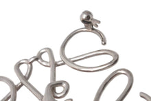Load image into Gallery viewer, 極美品 LOEWE ロエベ アナグラム ブローチ メタル ゴールド アクセサリー ロゴ 111.25.020 中古 4b000036