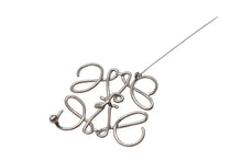 Load image into Gallery viewer, 極美品 LOEWE ロエベ アナグラム ブローチ メタル ゴールド アクセサリー ロゴ 111.25.020 中古 4b000036