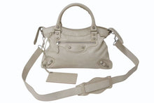 Load image into Gallery viewer, 美品 BALENCIAGA バレンシアガ ワンショルダーバッグ ハンドバッグ 240578 ザ ジャイアント タウン ベージュ レザー 中古 4b000277