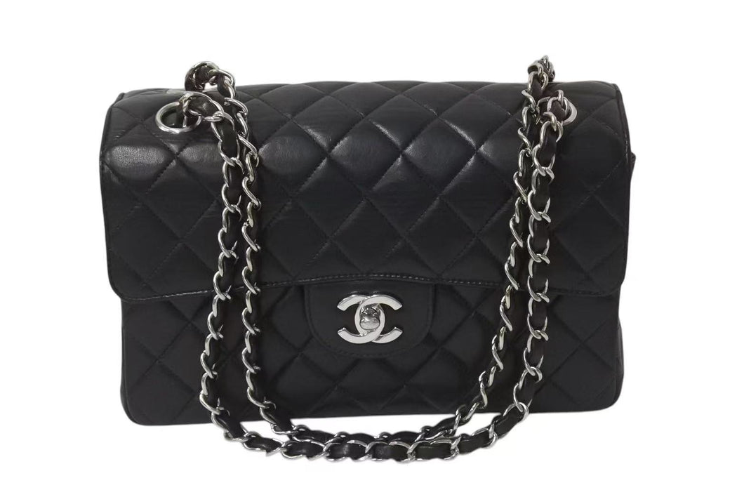 極美品 CHANEL シャネル マトラッセ23 Wフェイス Wチェーン ワンショルダーバッグ Y01480 4番台 ラムスキン ココマーク シルバー金具 中古 4b000278