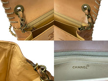 Load image into Gallery viewer, 極美品 CHANEL シャネル ココマーク ベースボールステッチ エンボス マトラッセショルダーバッグ 2番台 ブラウン ゴールド金具 中古 4b000279