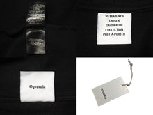 Load image into Gallery viewer, 極美品 VETEMENTS ヴェトモン 25SS VETEMENTS.COM FITTED ジップアップ フーディ― ブラック コットン パーカー ロゴ ua66hd830b サイズXL 中古 4b000336