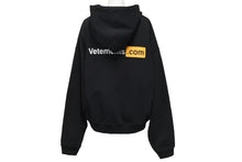 Load image into Gallery viewer, 極美品 VETEMENTS ヴェトモン 25SS VETEMENTS.COM FITTED ジップアップ フーディ― ブラック コットン パーカー ロゴ ua66hd830b サイズXL 中古 4b000336