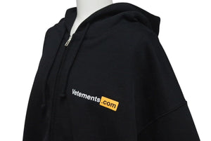 極美品 VETEMENTS ヴェトモン 25SS VETEMENTS.COM FITTED ジップアップ フーディ― ブラック コットン パーカー ロゴ ua66hd830b サイズXL 中古 4b000336