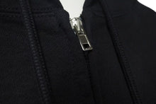 Load image into Gallery viewer, 極美品 VETEMENTS ヴェトモン 25SS VETEMENTS.COM FITTED ジップアップ フーディ― ブラック コットン パーカー ロゴ ua66hd830b サイズXL 中古 4b000336