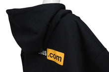 Load image into Gallery viewer, 極美品 VETEMENTS ヴェトモン 25SS VETEMENTS.COM FITTED ジップアップ フーディ― ブラック コットン パーカー ロゴ ua66hd830b サイズXL 中古 4b000336