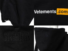Load image into Gallery viewer, 極美品 VETEMENTS ヴェトモン 25SS VETEMENTS.COM FITTED ジップアップ フーディ― ブラック コットン パーカー ロゴ ua66hd830b サイズXL 中古 4b000336