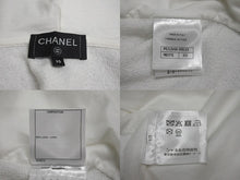 Load image into Gallery viewer, 新品未使用 CHANEL シャネル カメリア ジップアップパーカー P63299K48933 サイズXS ココマーク スパンコール ホワイト 中古 4b000354