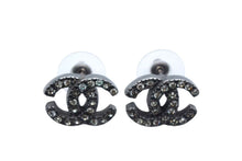 Load image into Gallery viewer, CHANEL シャネル ココマーク ピアス 重量約6.0g 00A刻印 メタル ラインストーン ブラック クリア 両耳用 美品 中古 4b000380