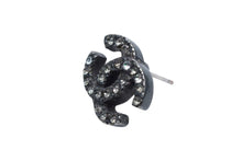 Load image into Gallery viewer, CHANEL シャネル ココマーク ピアス 重量約6.0g 00A刻印 メタル ラインストーン ブラック クリア 両耳用 美品 中古 4b000380