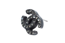 Load image into Gallery viewer, CHANEL シャネル ココマーク ピアス 重量約6.0g 00A刻印 メタル ラインストーン ブラック クリア 両耳用 美品 中古 4b000380