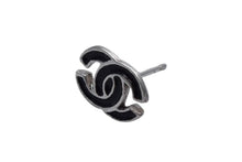 Load image into Gallery viewer, CHANEL シャネル ココマーク ピアス 重量約1.7g 00T刻印 ヴィンテージ シルバー ブラック メタル 両耳用 美品 中古 4b000381