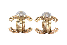 Load image into Gallery viewer, 極美品 CHANEL シャネル ココマーク イヤリング 重量約3.9g 03P刻印 スターモチーフ くり抜き メタル ゴールド 両耳用 中古 4b000386