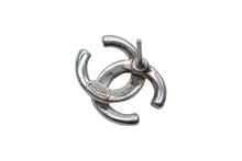 Load image into Gallery viewer, 極美品 CHANEL シャネル ココマーク ピアス 重量約3.7g 01P刻印 シルバー メタル ヴィンテージ 両耳用 中古 4b000399