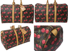Load image into Gallery viewer, 極美品 LOUIS VUITTON ルイヴィトン キーポル 45 モノグラムチェリー 村上隆 ボストンバッグ ハンドバッグ レッド M95011 中古 4b000448