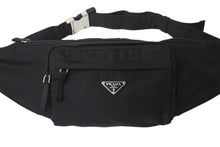 Load image into Gallery viewer, 極美品 PRADA プラダ TESSUTO MONTAGN ウエストバッグ・ボディバッグ ロゴプレート 2VL005 ブラック ナイロン 中古 4b000485