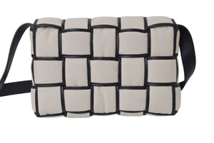 極美品 BOTTEGA VENETA ボッテガヴェネタ パデッドカセット ナチュラル ショルダーバッグ アイボリー キャンバス レザー 中古 4b000492