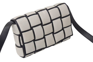 極美品 BOTTEGA VENETA ボッテガヴェネタ パデッドカセット ナチュラル ショルダーバッグ アイボリー キャンバス レザー 中古 4b000492