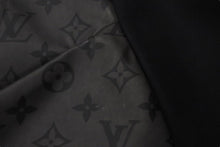 Load image into Gallery viewer, LOUIS VUITTON ルイヴィトン 2054パテッドショーツ 22SS グラフィックモノグラム RM221M I67 HMP05W ブラック サイズS 美品 中古 4b000621