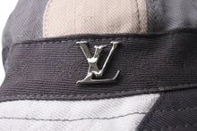 Load image into Gallery viewer, 新品同様 LOUIS VUITTON ルイヴィトン バケットハット LV ポートレート ハット M7186M グレー ホワイト ブラックメタル金具 中古 4b000626