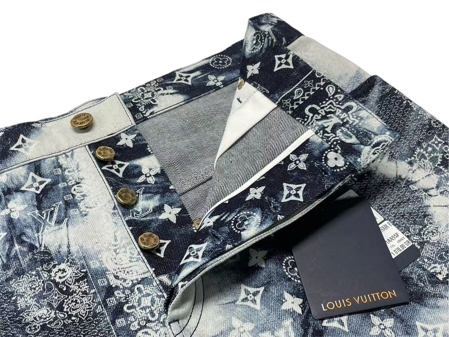 新品同様 LOUIS VUITTON ルイヴィトン 22AW モノグラム バンダナ 新品同様 LOUIS VUITTON ルイヴィトン 22AW モノグラム バンダナ