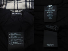 Load image into Gallery viewer, 極美品 BALENCIAGA バレンシアガ 18AW レイヤードオーバーサイズパファジャケット 543028 ブラック ホワイト サイズ46 中古 4b000643